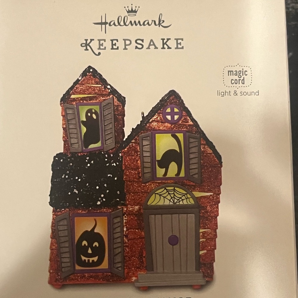 Hallmark Keepsake Mysterious Manor Halloween 🎃 Ornament.